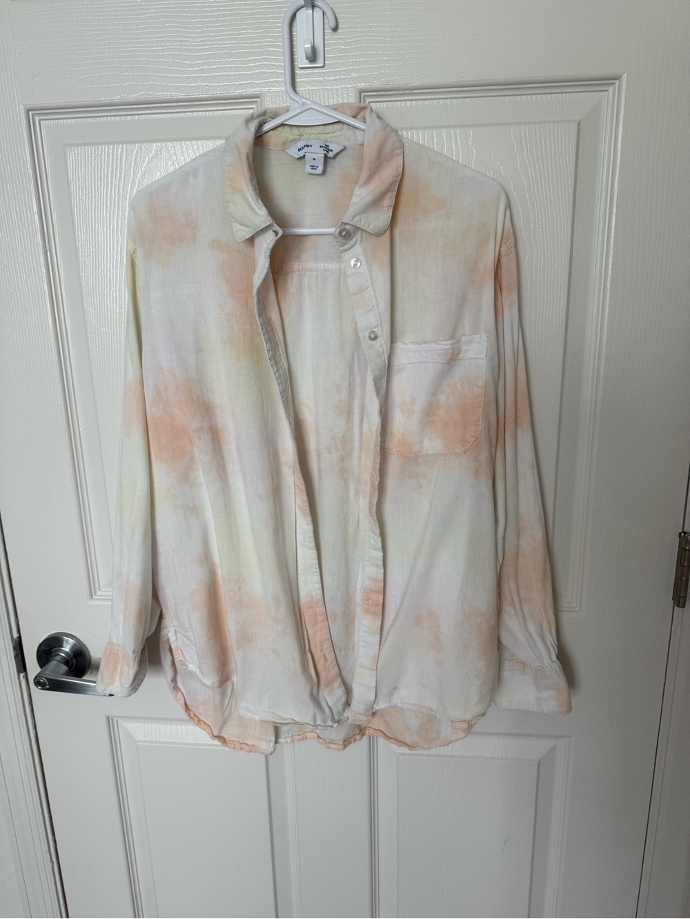 Old Navy The Boyfriend Shirt tie-dye white and peach, Medium